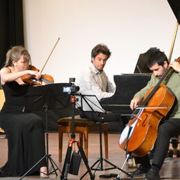 Den ersten Auftritt des Jahres in der „KlangRaum“-Konzertreihe im Kloster Steinfeld widmete das musikalische Trio „Orelon“ den Opfern der Flutkatastrophe in der Nordeifel.