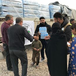 Um die Flüchtlinge im Lager Mossul mit Trinkwasser zu versorgen, hatten die Vertreter der Hilfsgruppe einen ganzen Sattelschlepper mit 57.000 Flaschen Wasser geordert, die Klemens Hellenthal und Karwan Mohammed vor Ort verteilten.