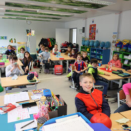 Die Schülerinnen und Schüler der Gemeinschaftsgrundschule Kall fühlen sich in ihren neuen mobilen Räumlichkeiten sehr wohl.