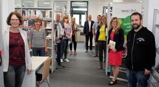 Zusammen, aber auf Abstand: Vertreter von acht Kommunen kamen zum Start des Bücher-Hol-und-Bringdienstes in der Gemeindebibliothek in Kall zusammen.