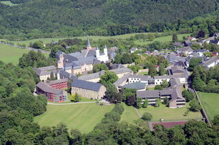 Kloster, Ort der Erholung und der Kultur zugleich: Steinfeld gilt unter anderem als geistliches und kirchenmusikalisches Zentrum der Eifelregion mit Strahlkraft bis Köln und Aachen.
