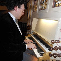 Der gebürtige Meraner Paolo Springhetti, Jahrgang 1957, war Organist an Kirchen seiner Vaterstadt, Musiklehrer im Vinschgau und betrieb musikwissenschaftliche Forschung in Italien, Österreich und Deutschland. Am 27. März gastiert er bei einer Orgelvesper in Steinfeld.