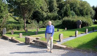 Ortsvorsteher Hans Reiff ist froh darüber, dass der Soldatenfriedhof in Scheven wieder ordentlich aussieht.
