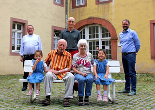 Die Eheleute Gertrud und Everhard Westerschulte mit ihren Enkelinnen Emmi (l.) und Anna, im Hintergrund (v.l.) Pater Lambertus Schildt, Richard Westerschulte und Gästehaus-Leiter Christoph Böhnke.