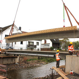 Knapp drei Tonnen wiegt jedes der drei Betonelemente, aus denen die neue Brücke zusammengesetzt wird. Foto: Alice Gempfer / Gemeinde Kall