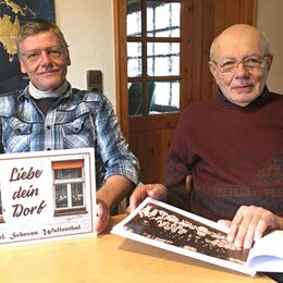 Stellten den Bildband „Liebe Dein Dorf“ vor: Ortsvorsteher Hans Reiff (rechts) und der Schevener Hermann-Josef Lingscheidt.