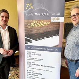 Das Programm zum Eifeler Musikfest 2023 stellten Landrat Markus Ramers (l.) und Intendant Erik Arndt vor.