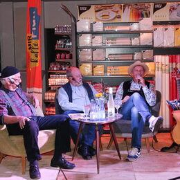 Mundartfestival „Mir kalle Platt“ mit (v. l.) Stefan Pütz, Manni Lang und Günter Hochgürtel bei der Kaller Firma PAPSTAR.