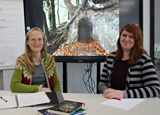 Die Bibliotheksleiterin Michelle Wagner (rechts) hatte das Projekt „Sprechende Landschaften“ mit Katrin Oberländer nach Kall geholt, eng begleitet und zur Veranstaltung eingeladen.