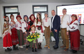 Abschluss Bürgermeister Hermann-Josef Esser (3.v.r.) bedankte sich beim ukrainischen Chor „Theater Sgarda“ mit einem gelb-blauen Blumenstrauß.