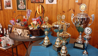 Der Tisch mit Pokalen in Gold und Silber sowie vielen Preisen war reichlich gedeckt.