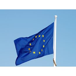 Flagge der EU weht im Wind