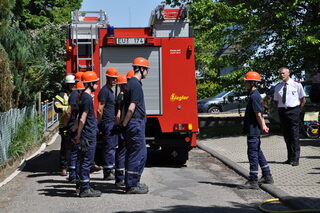 Der Nachwuchs der Feuerwehr in der Gemeinde Kall mit Üben bestens aus - hier 2023 bei einer Übung im Rahmen einer Fahrzeugeinweihung.