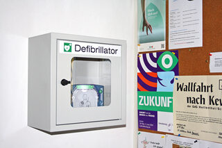 Im Vorraum der katholischen Kirche St. Nikolaus befindet sich auch ein frei zugänglicher Defibrillator.