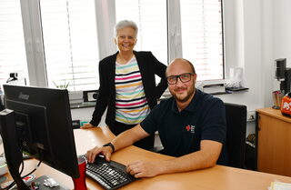 Warfen im Pressegespräch einen Blick zurück auf 25 Jahre Bildungsarbeit beim Roten Kreuz im Kreis Euskirchen: Ilona Raabe und Patrick Dost.