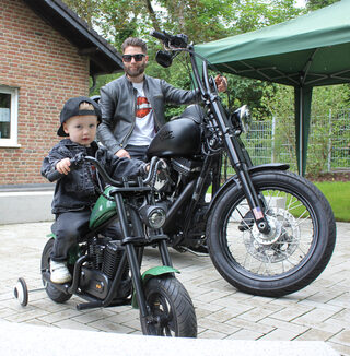Der Sötenicher You Touber „Phil Hawk“ mit seiner Harley-Davidson und seinem Sohn, Schulstraßenbanden- Kitakind Louis (3).