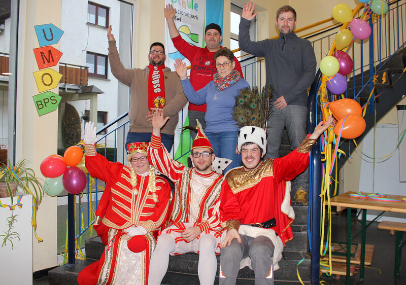 Echte Karnevalisten stonn zesamme: Die KG Suetenicher Schlipse unterstützt das Dreigestirn der Kaller Sankt-Nikolaus-Schule.