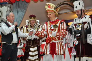 Bürgermeister Hermann-Josef Esser übergibt Prinz Michael den Rathausschlüssel.